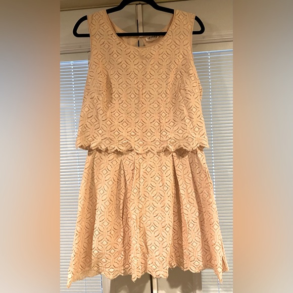 Dresses & Skirts - NWOT pretty lace sleeveless mini dress. SZ L